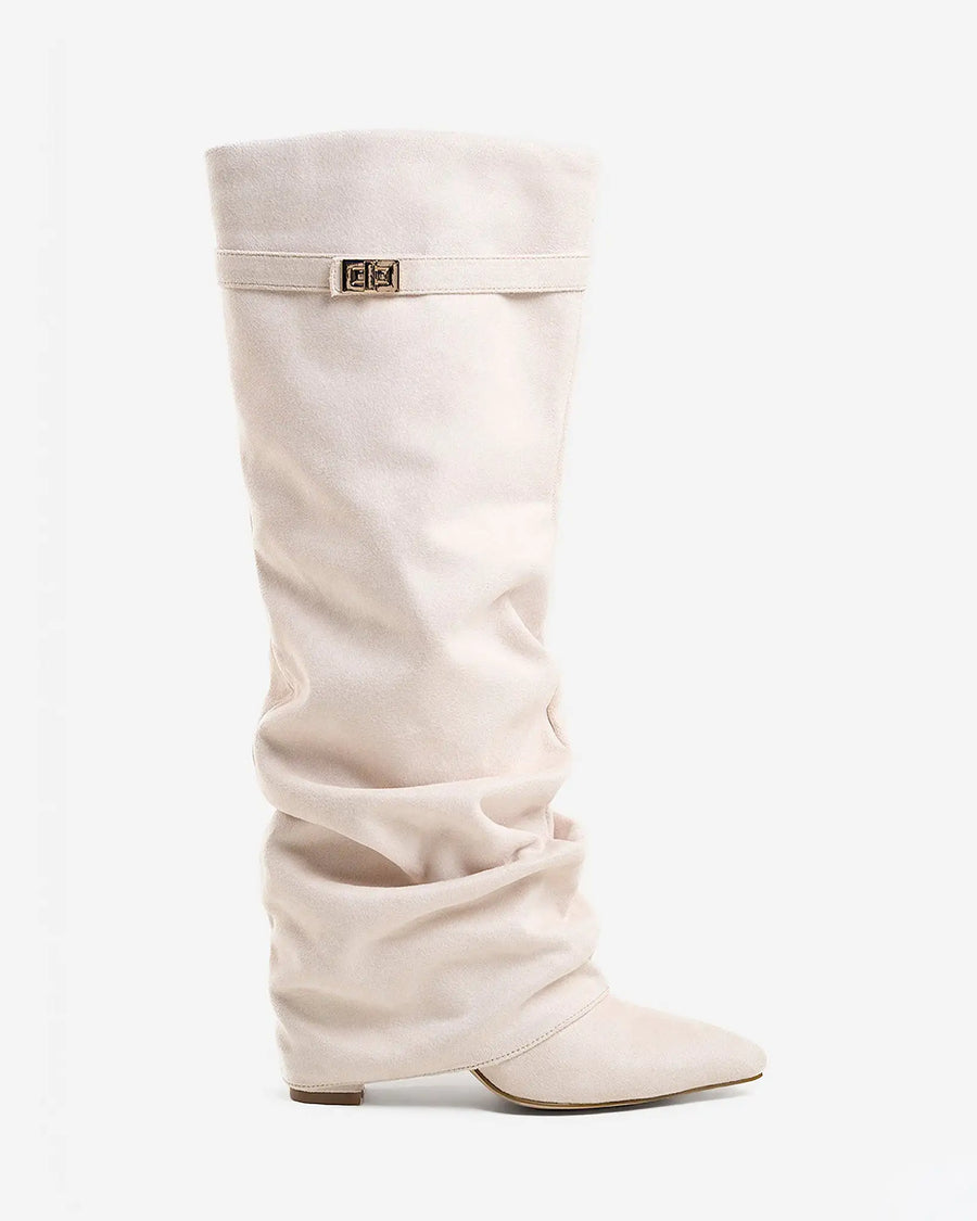 Sofía – Botas altas de ante con hebilla dorada · Crema