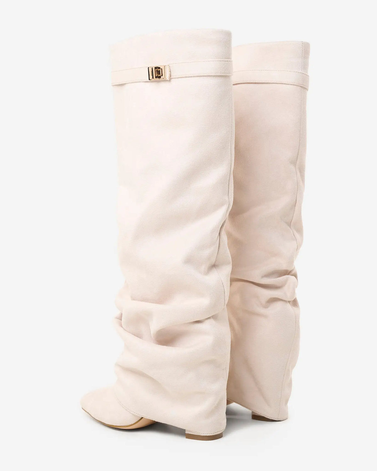 Sofía – Botas altas de ante con hebilla dorada · Crema