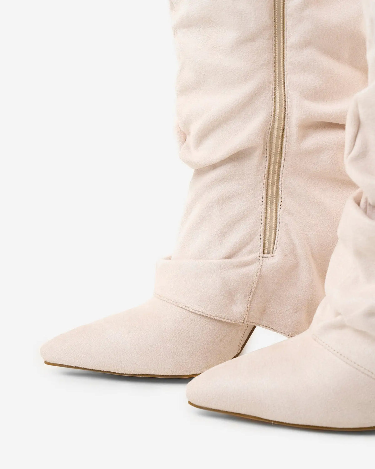 Sofía – Botas altas de ante con hebilla dorada · Crema