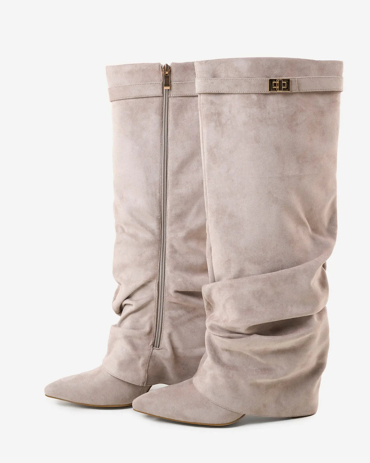 Carla – Botas altas de ante con hebilla dorada · Topo