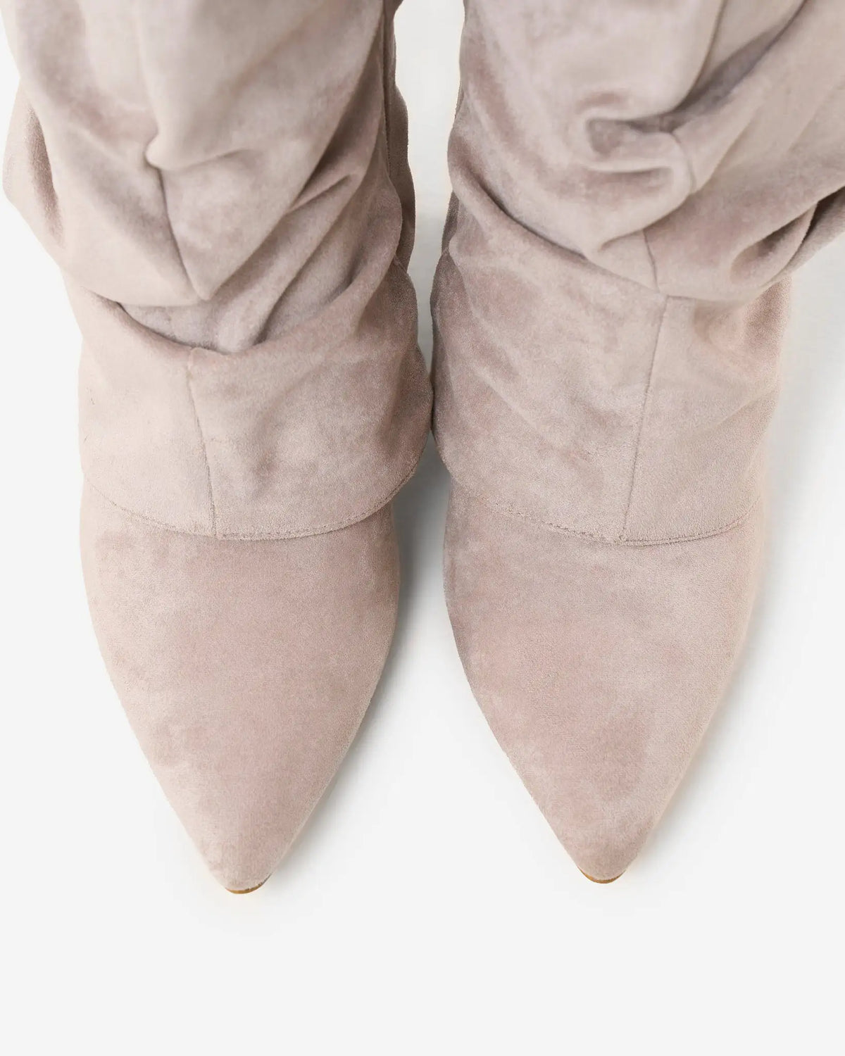Carla – Botas altas de ante con hebilla dorada · Topo