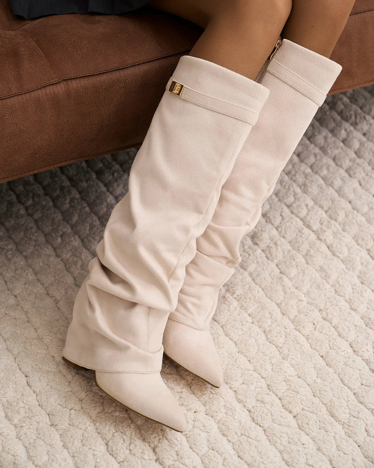 Sofía – Botas altas de ante con hebilla dorada · Crema