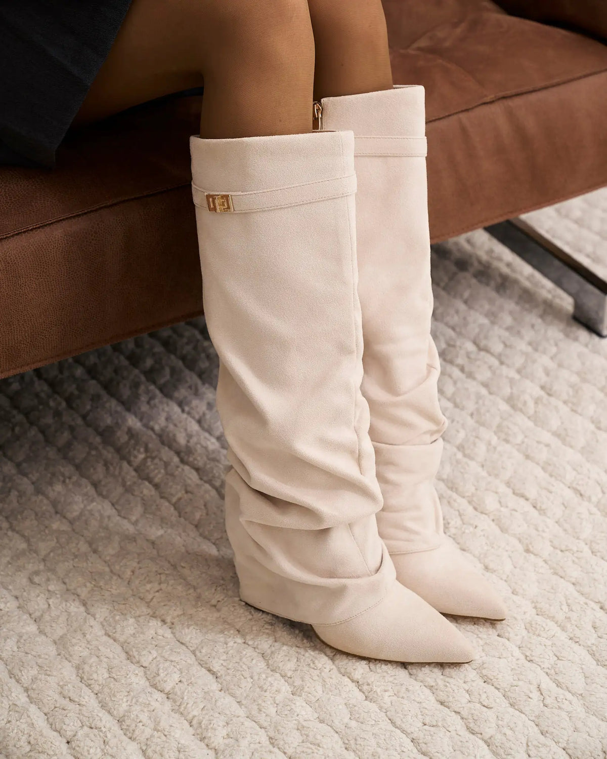 Sofía – Botas altas de ante con hebilla dorada · Crema