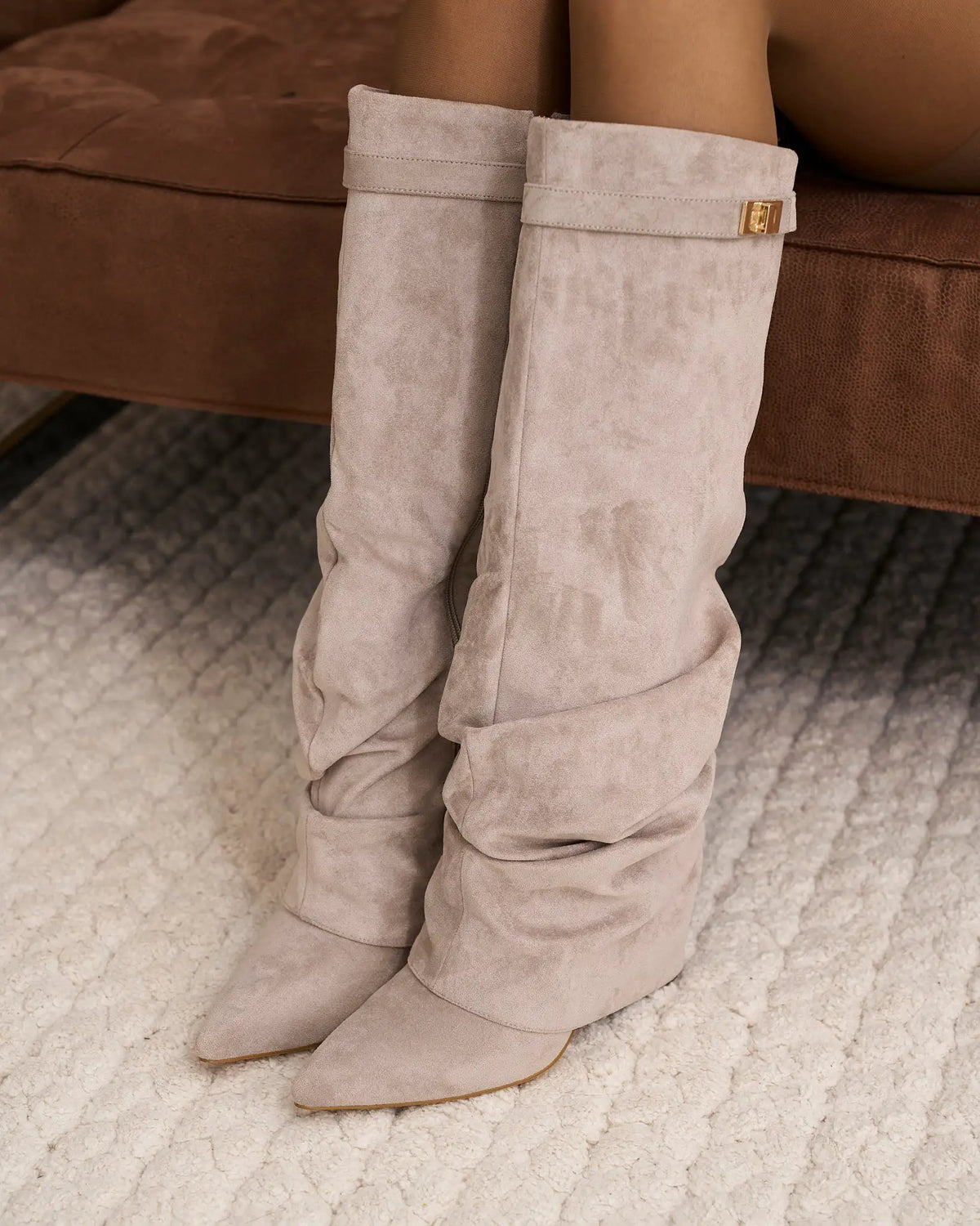Carla – Botas altas de ante con hebilla dorada · Topo