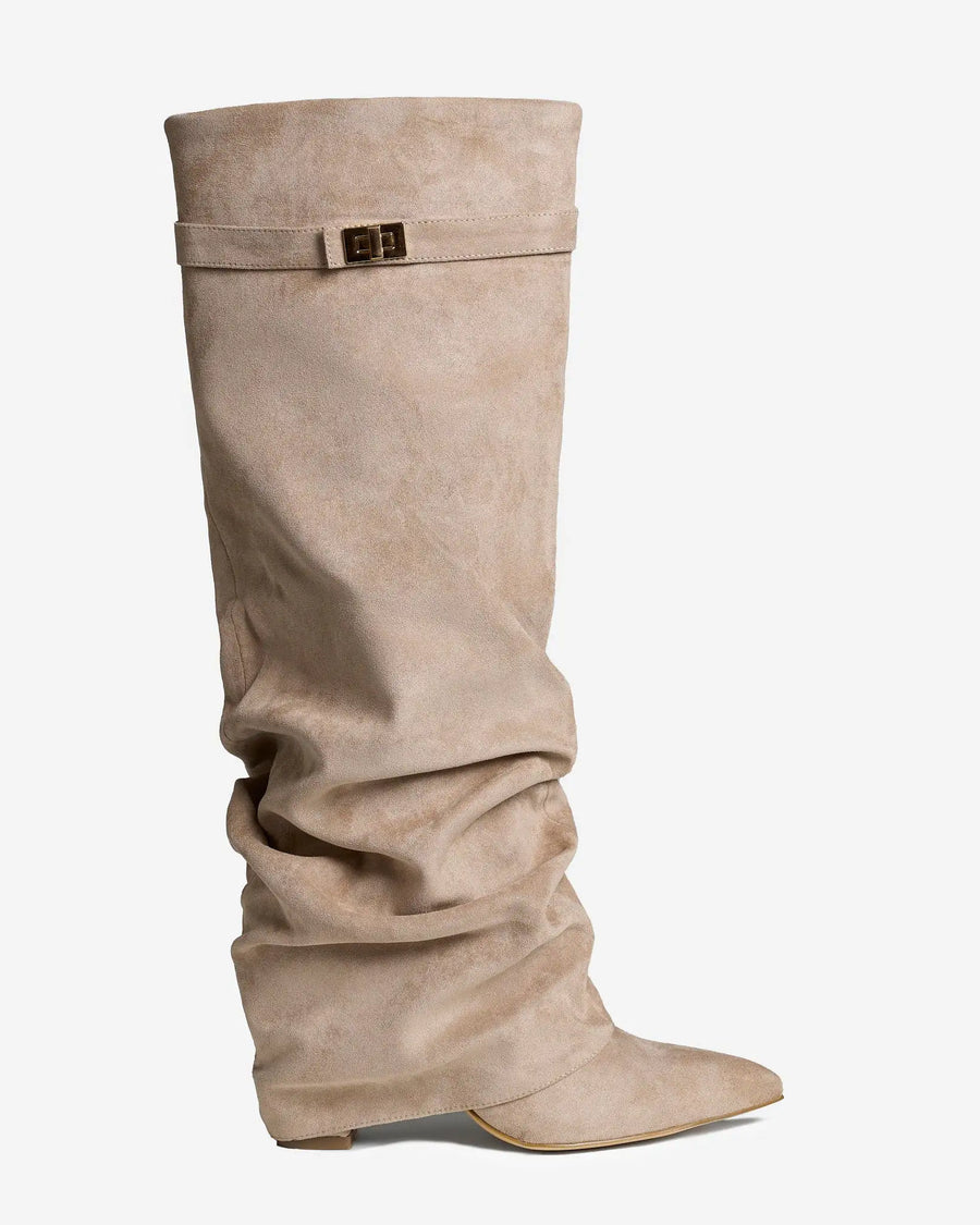 Lucía – Botas altas de ante con hebilla dorada · Beige