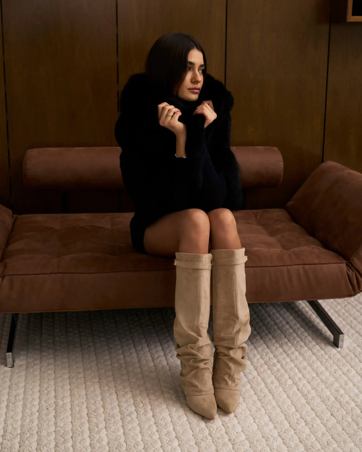 Lucía – Botas altas de ante con hebilla dorada · Beige