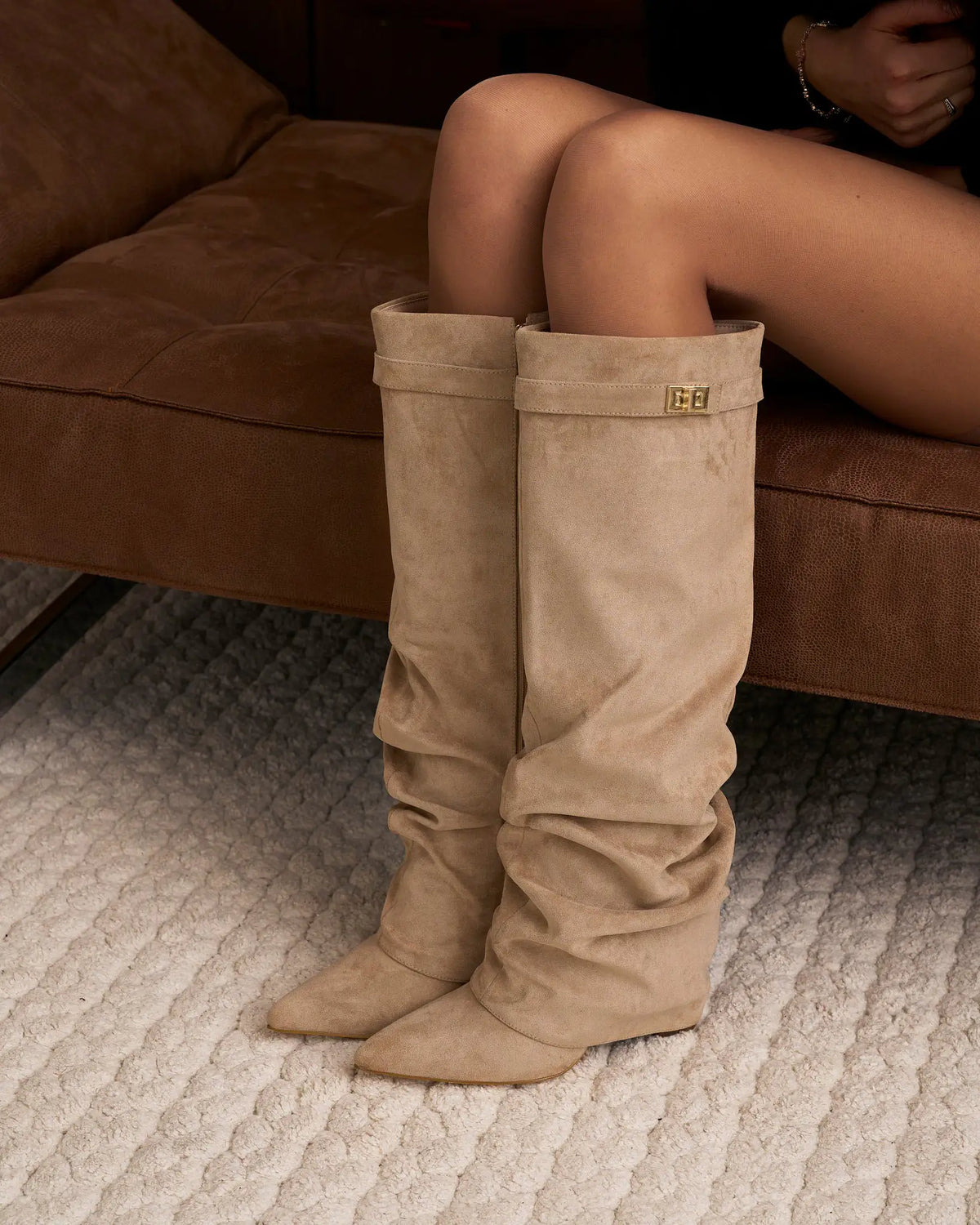 Lucía – Botas altas de ante con hebilla dorada · Beige