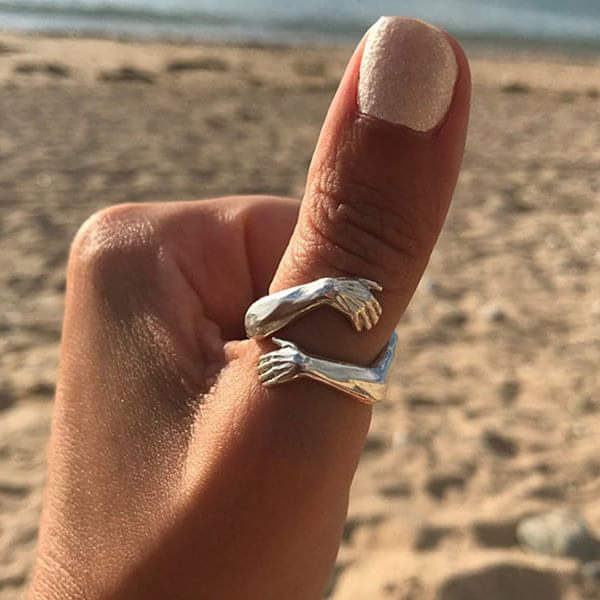 Anillo Hug Plateado Ajustable — Teresa Ramírez Moda