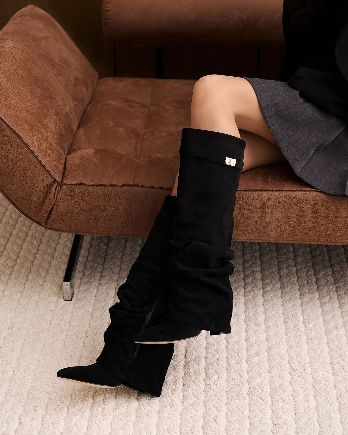 Valeria – Botas altas de ante con hebilla dorada · Negro