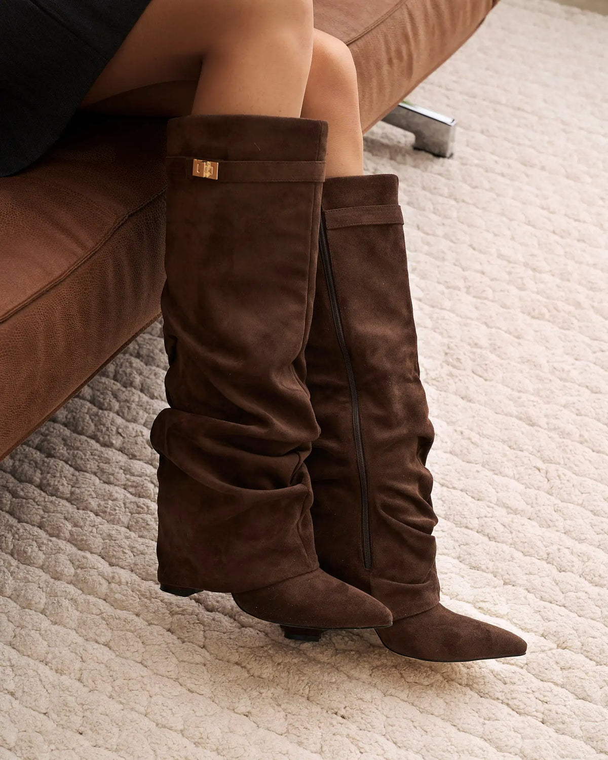 Martina – Botas altas de ante con hebilla dorada · Marrón oscuro